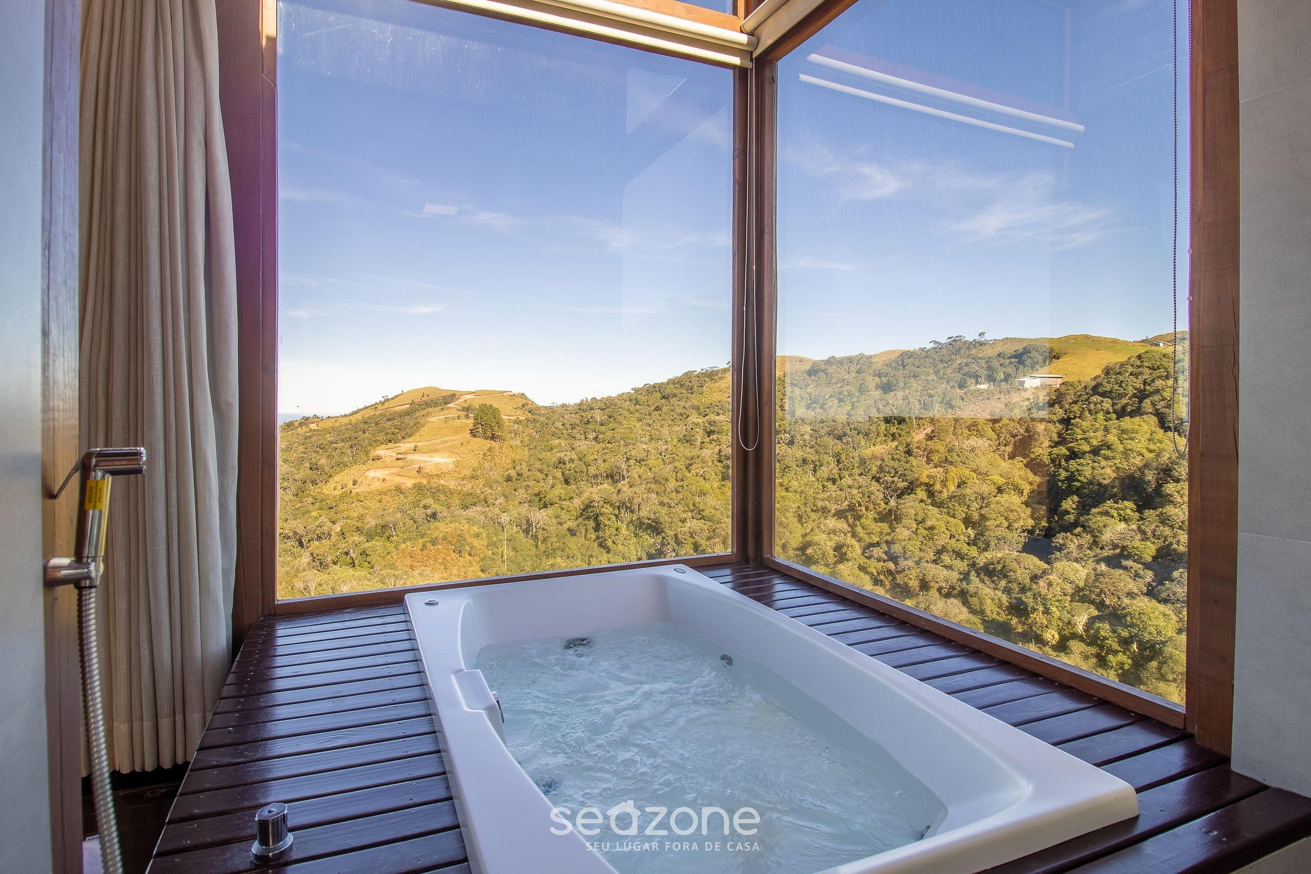 Jacuzzi privativa do chalé com vista para montanhas