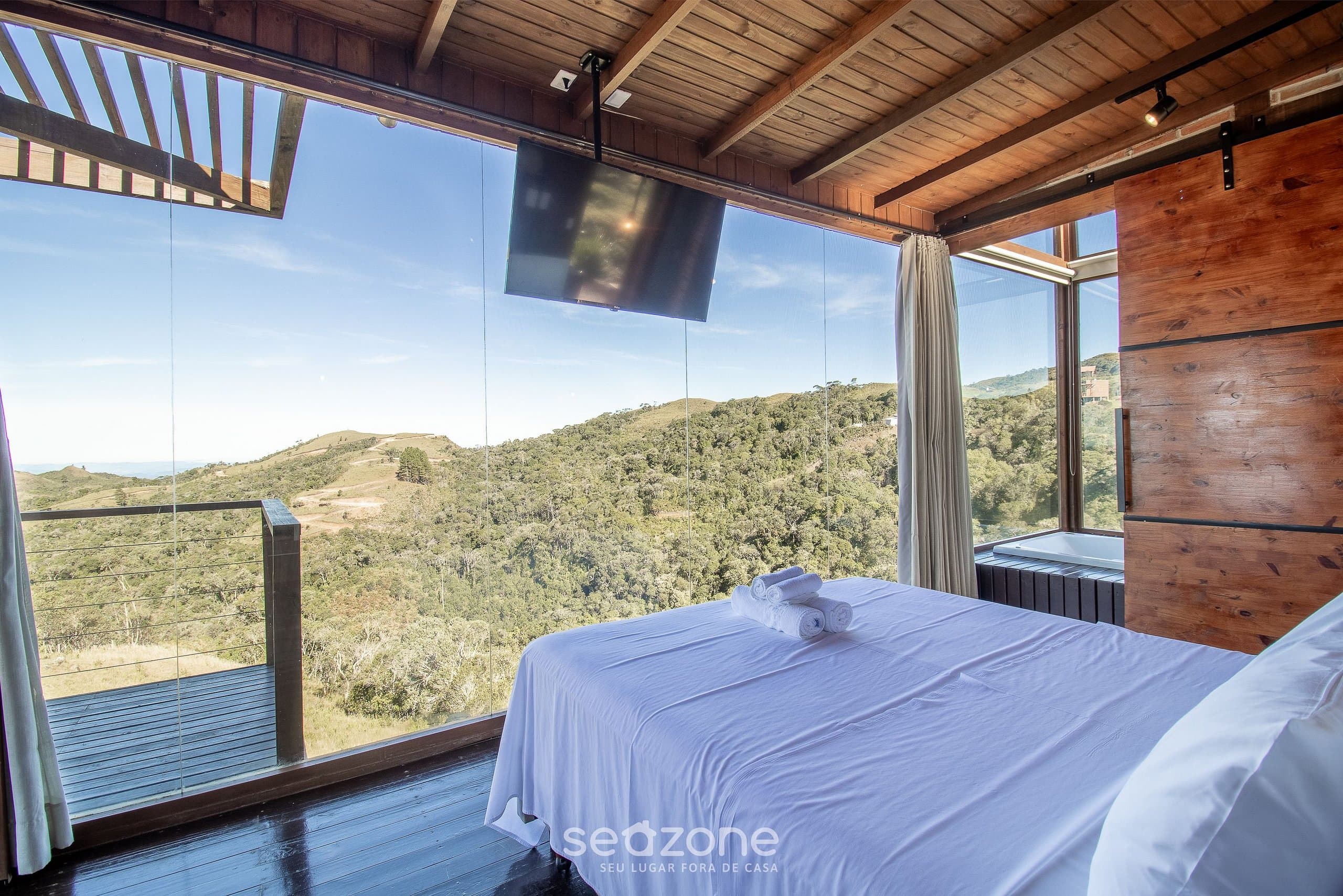 Quarto aconchegante com vista para serra