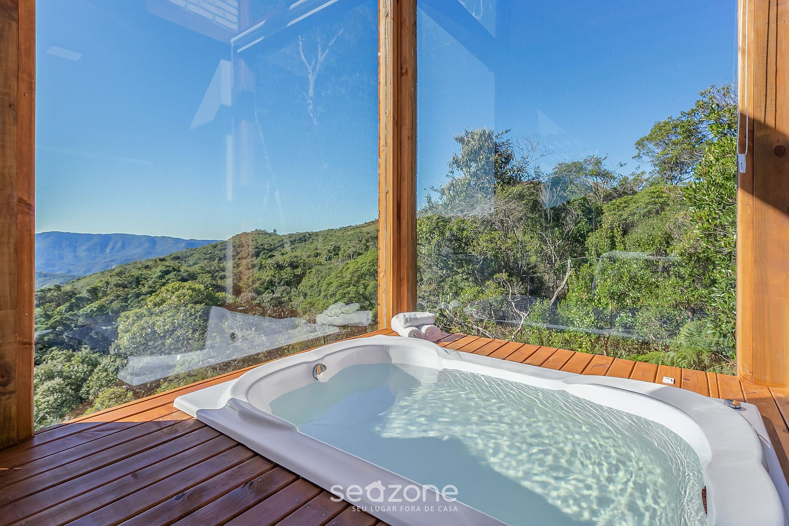 Lareira acesa no chalé